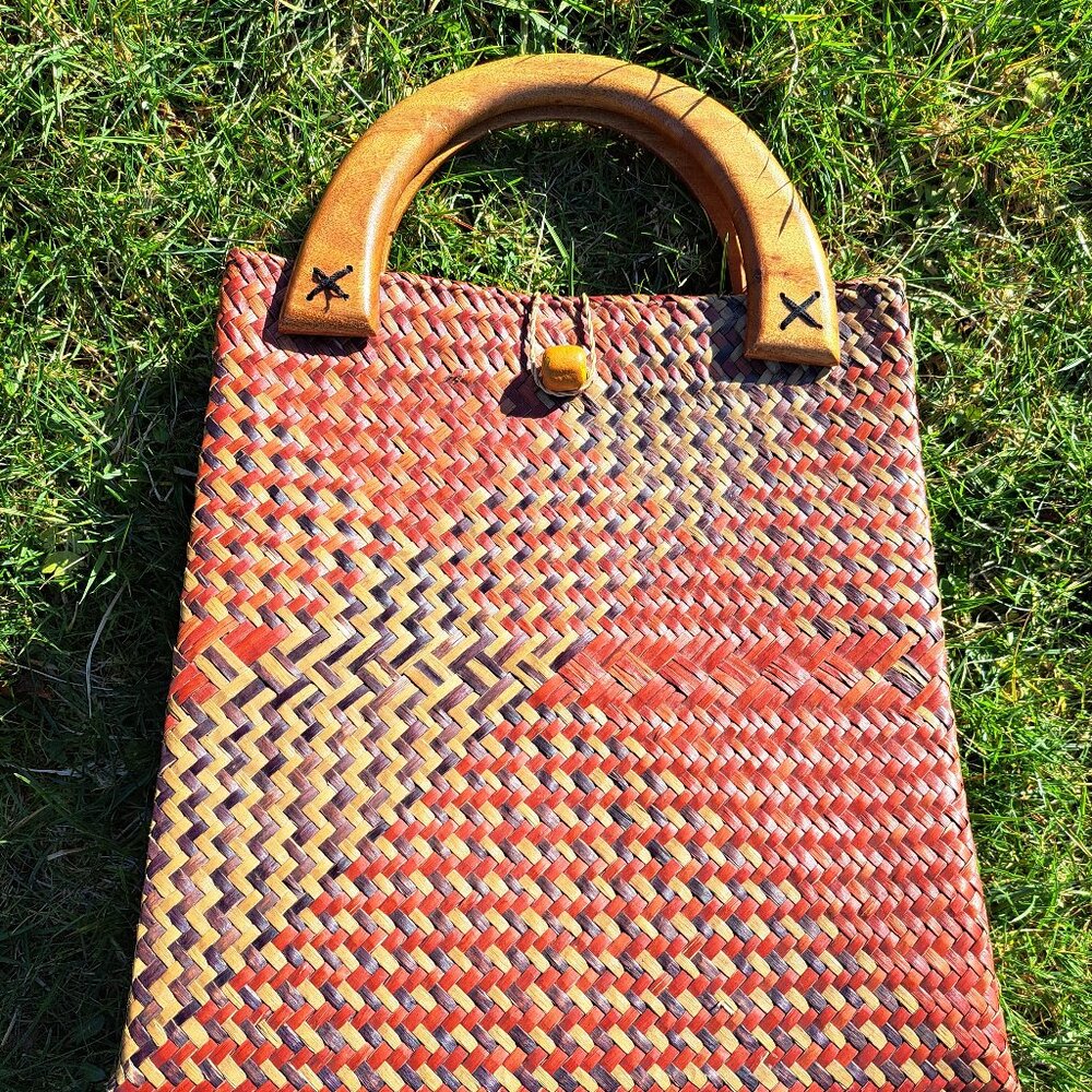 Vintage weaved grass tote purse, wood handles.